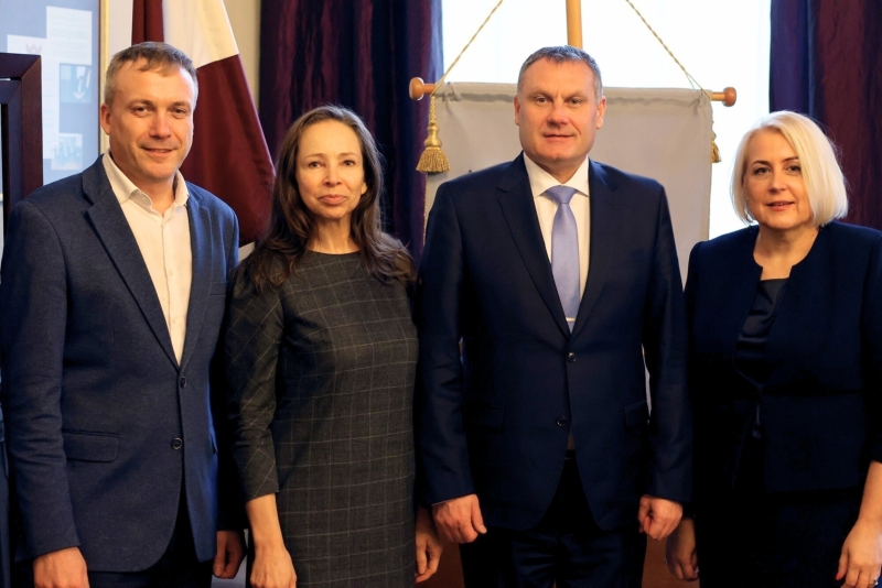 No kreisās: Andris Munda, Laila Jurcēna, Juris Stukāns, Ilze Grīnhofa