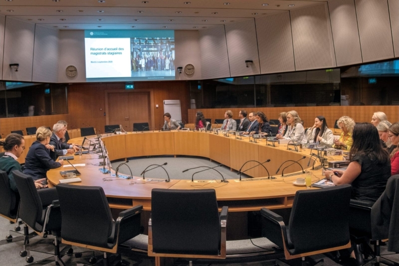 Diskusijas dalībnieki sēž ap galdu