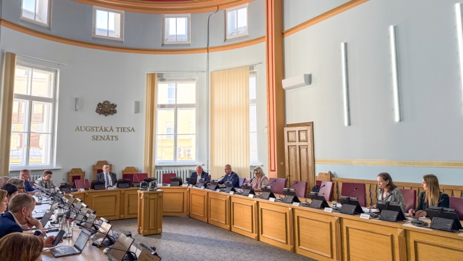 Attēlā redzami tieslietu padomes sēdes dalībnieki