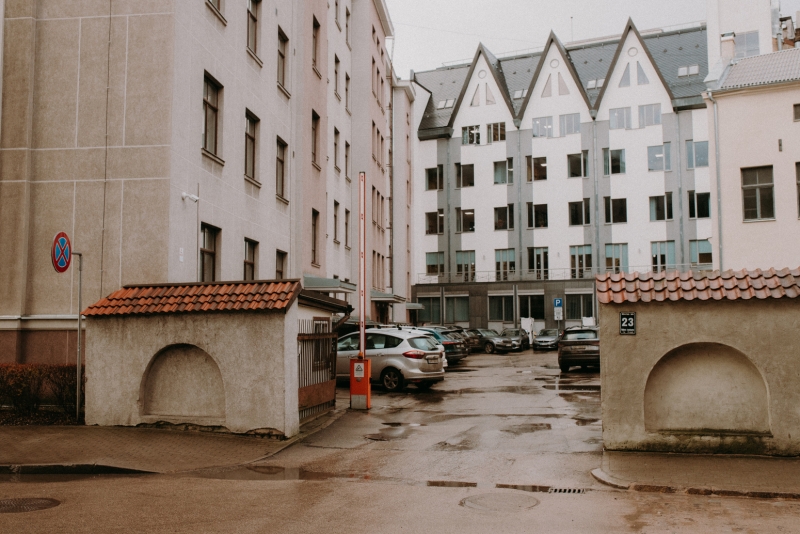 Ieeja ēkā no iekšpagalma — skats no ceļa
