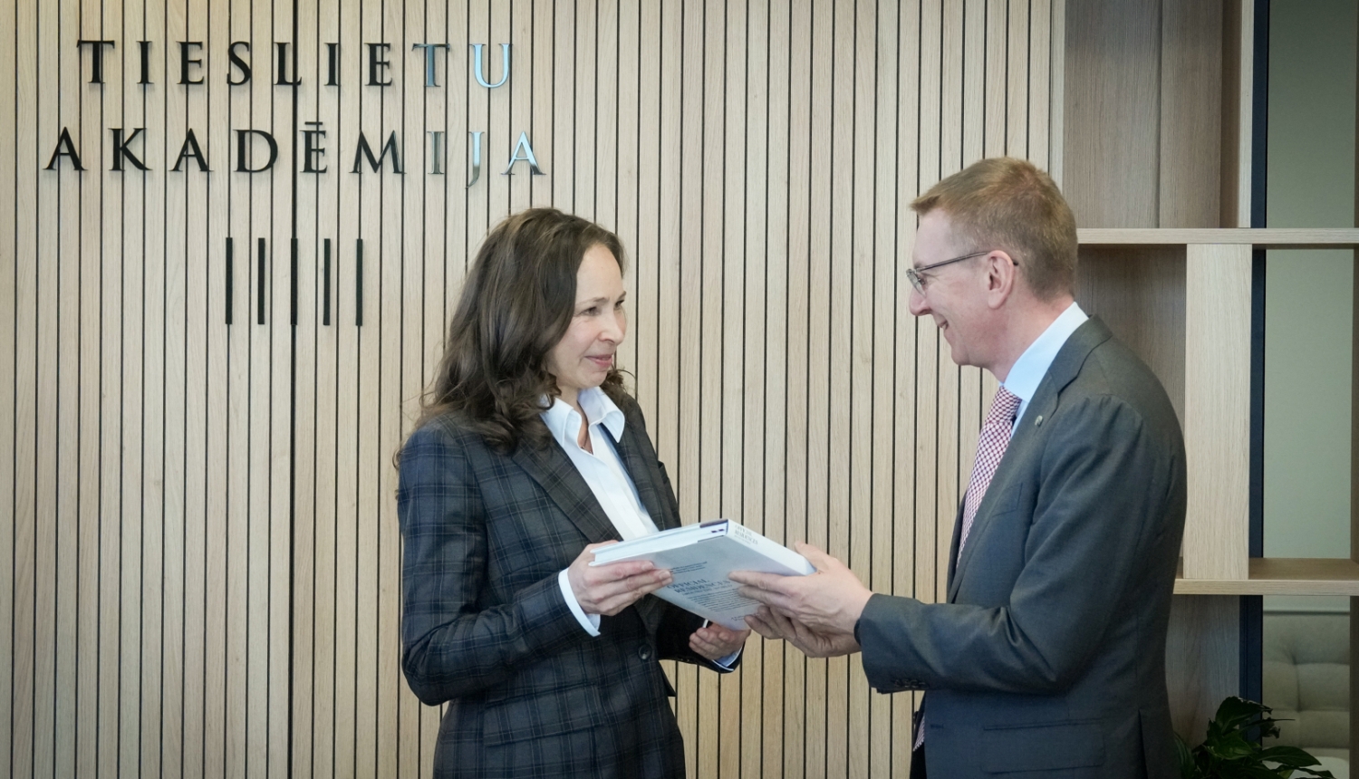 Tieslietu akadēmijas direktore Laila Jurcēna un Valsts prezidents Edgars Rinkēvičs