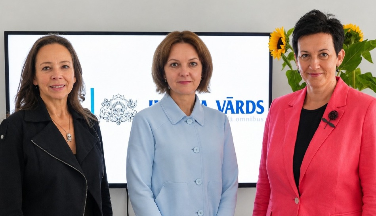 No kreisās: Laila Jurcēna, Ieva Viļuma, Dina Gailīte