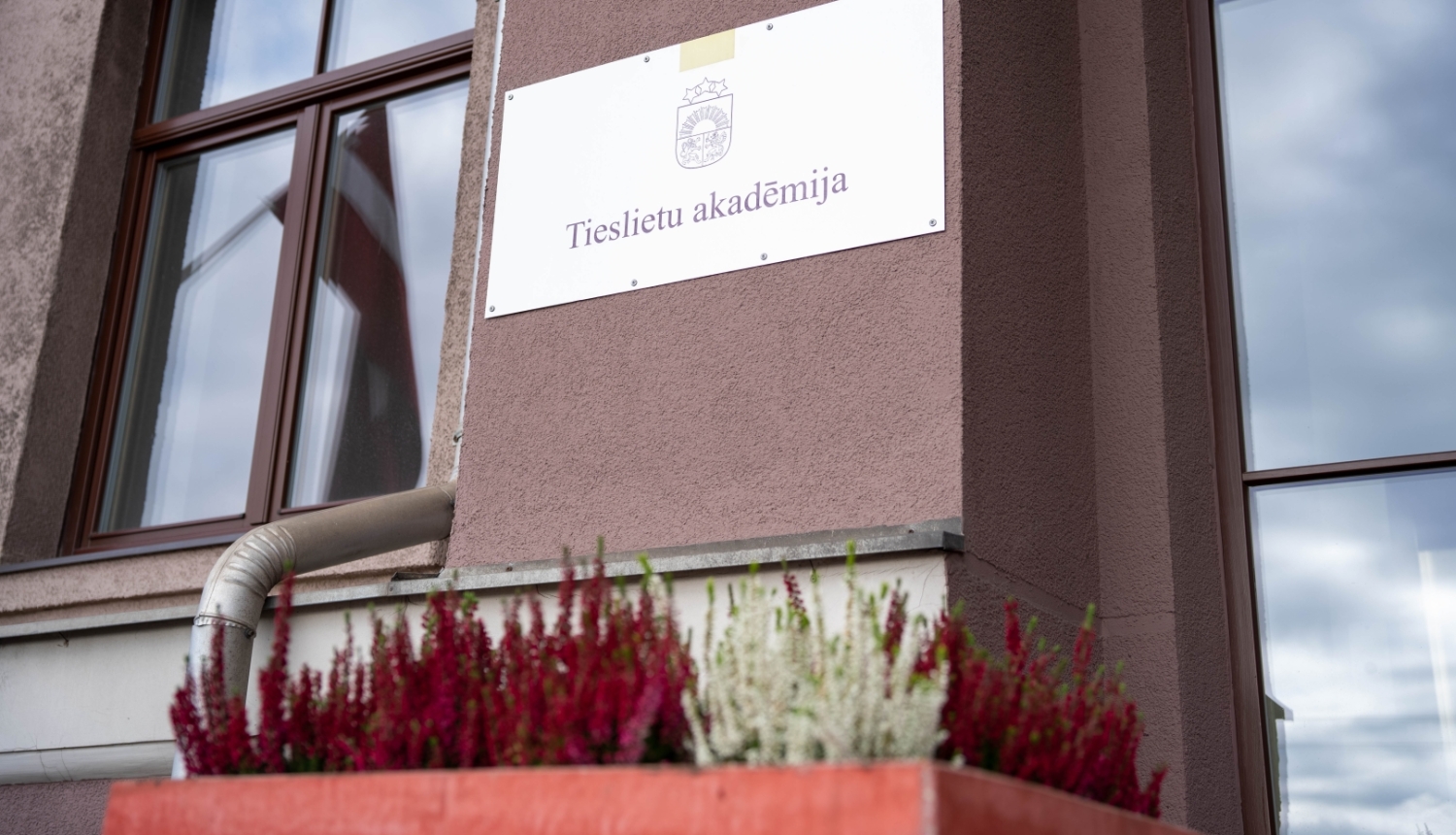 Tieslietu akadēmijas plāksne uz fasādes